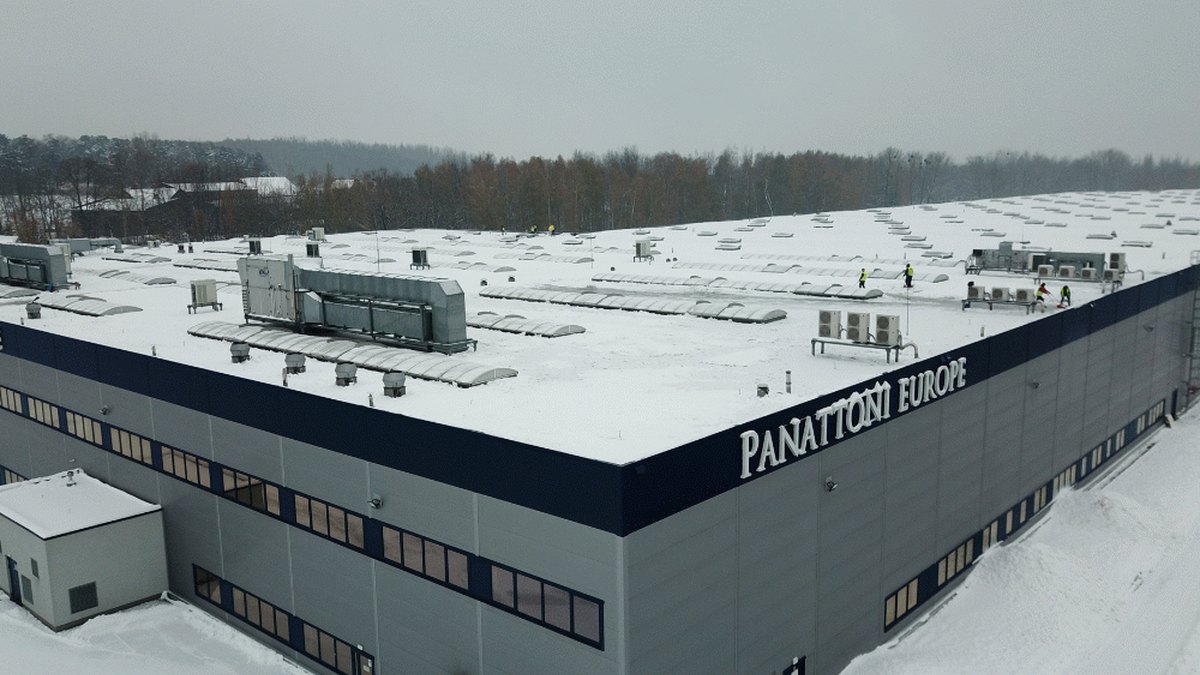 Duży dach przemysłowy po wykonaniu hydroizolacji HYDRO TYTAN